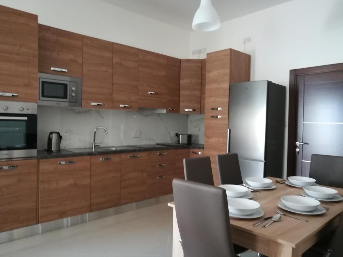 The Premier - Fully Airconditioned - Ample Parking *
